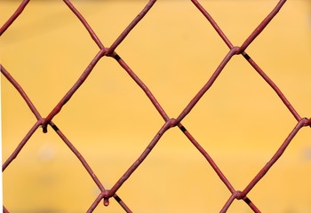 Fototapeta premium сетка рабица на желтом фоне