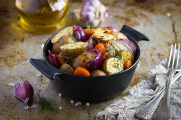 Gardinen  roasted potatoes with  onions, carrot and garlic © anna_shepulova