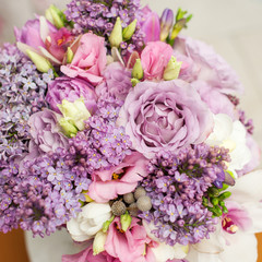 flower composition / Flowers in violet tones for an event, party or wedding reception - 90370475