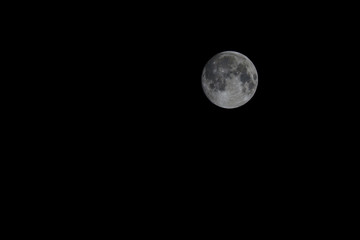 Vollmond strahlt hell im Nachthimmel