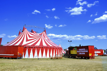 circus tent installed ready for representation - 90373236