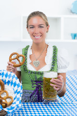 frau im dirndl in partystimmung