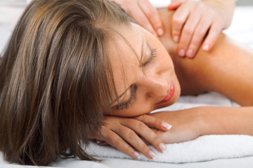 Obraz na płótnie Canvas Young woman having massage