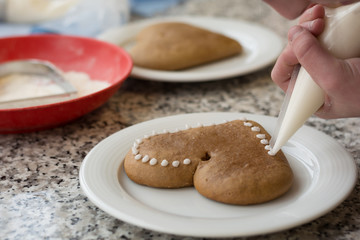 Dekoration von Lebkuchenherzen