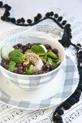 Ensalada con judias negras y espinacas