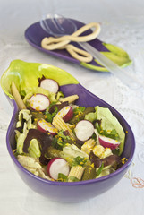 Ensalada variada de berros, mazorcas, pepinillos y rábanos