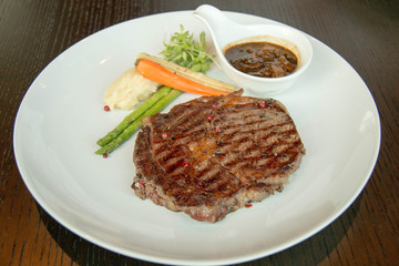  sirloin steak, served with asparagus, grilled carrot