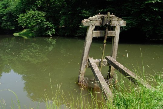Sperrschieber am Wasserteich eines Kottens