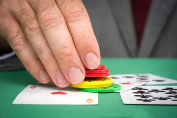 Naklejka premium Man playing poker