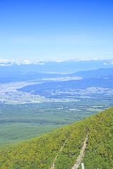 八ヶ岳の編笠山から望む諏訪市と諏訪湖