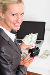 Geschäftsfrau verwaltet das Geld im Büro 