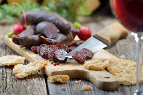 "Kleine, rustikale Südtiroler Brotzeit mit Kaminwurzen und Rotwein