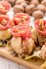Fichi con roselline di salame e noci sul tagliere
