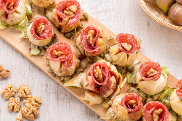 Fichi con roselline di salame e noci sul tagliere