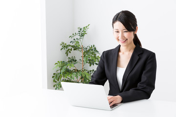 asian businesswoman using laptop