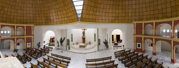Interior de un templo religioso. Iglesia vacía. Bancos en una iglesia vacía.