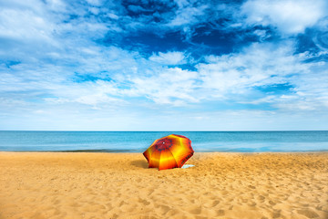 Obraz premium Umbrella on golden sand beach