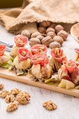 Fichi con roselline di salame e noci sul tagliere