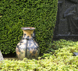 Keramikvase auf dem Grab