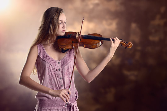 Attraktive junge Frau spielt Geige