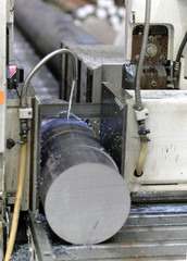Rundstahl wird in der Industrie zersägt // 
round steel is sawed in the industry