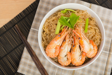 baked vermicelli with shrimp in wood dish