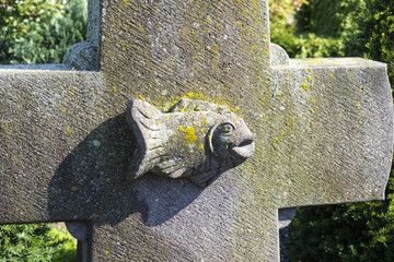 Fisch auf einem Grabkreuz
