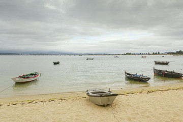Obraz premium Fishing boats on the beach