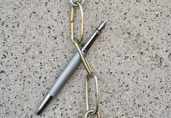 Obraz premium Pen and chain