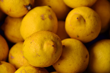 Yellow colored fruits are on grocery shelf.