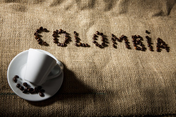 tazzina e chicchi di caffè colombiano 