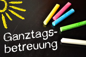 Kreidetafel mit bunter Kreide und Ganztagsbetreuung