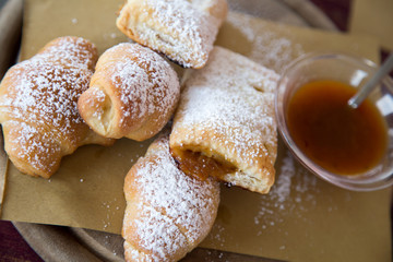 colazione con brioche e muffin