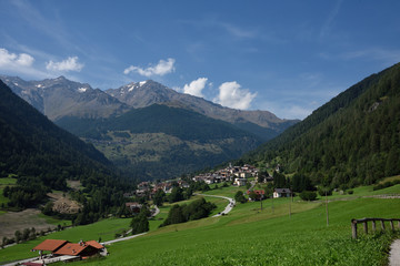 Fototapeta na wymiar prateria montagna verde natura monti panorama estate