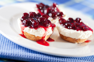 Mini cheese cakes with cranberries