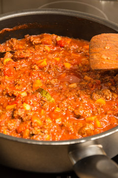 Bolognese Sauce in der Pfanne kochen