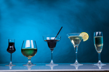 Bicchieri cocktails vari su sfondo blu
