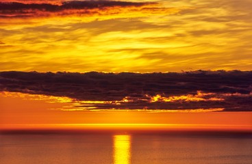 Wolkenstimmung bei Mitternachtssonne, Husavik, Húsavík, Island (Iceland), Europa