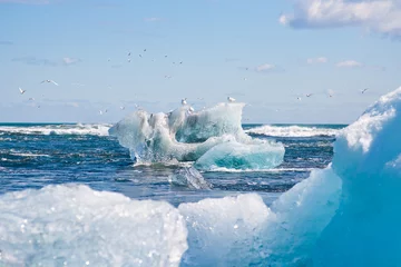 Keuken foto achterwand Gletsjers Smeltende gletsjers klimaatverandering concept. Drijvende ijsbergen in de Atlantische Oceaan. Jokulsarlon-lagune, Zuid-IJsland, Vatnajokull-gletsjer. Geweldige reisbestemming.