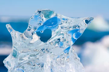Papier Peint photo Lavable Cercle polaire Ice heart. Melting glaciers climate change concept. Drifting icebergs in Jokulsarlon lagoon. South Iceland, Vatnajokull glacier. Amazing travel destination.