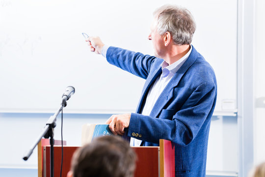 Universit&auml;t Professor oder Referent bei einem Vortrag am Rednerpult