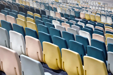 Obraz premium Много разноцветных пластиковых стульев