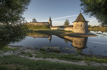 Город Псков. Россия. Псковский Кремль в месте слияния...
