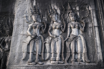 Fototapeta na wymiar Apsara carvings status on the wall of Angkor temple, world herit