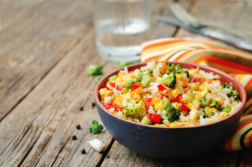 broccoli carrots corn green peas red pepper rice