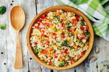 broccoli carrots corn green peas red pepper rice