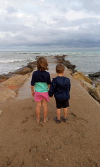 Hermanos mirando al mar