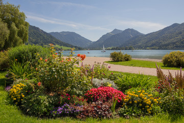 IdyllischeUferpromenade Schliersee, sommerlicher Kurpark