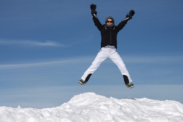 Frau genießt Winter Sport und Erholung im Schnee © gradt
