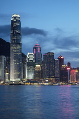 Fototapeta premium Evening skyline of Hong Kong Island and Victoria Harbour
